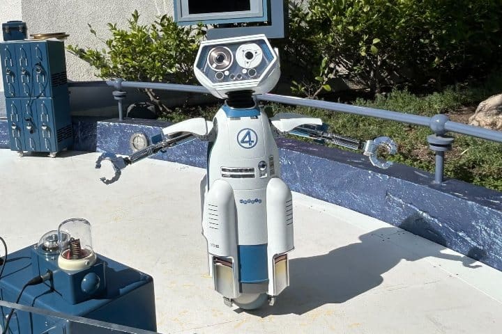 6. H.E.R.B.I.E., robot asistente de los Cuatro Fantásticos. Foto - Disneyland News Today