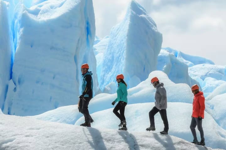 6. Viajeros caminando por El Calafate. Foto – KAYAK