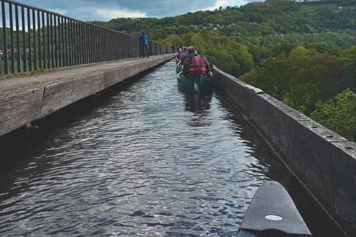 6. Vista de recorrido en kayak por el acueducto Pontcysyllte. Foto - @beardedmenadventures (Instagram)