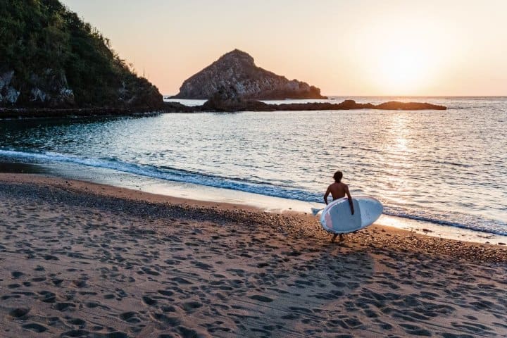 7. Huésped a punto de surfear. Foto - El Careyes Club & Residences