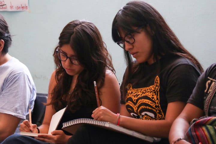 7. Jovenes escribiendo. Foto - Campamento Audiovisual Itinerante (Facebook)