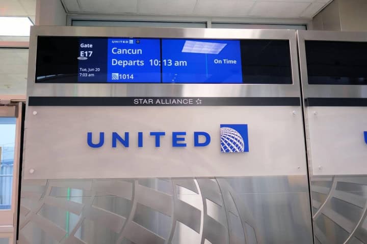 7. Monitor de información en el aeropuerto de Texas con salida a Cancún. Foto - Alamy