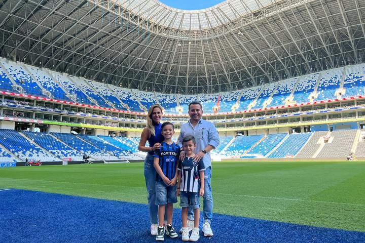 7. Familia en la cancha del Estadio BBVA durante la Experiencia Rayada. Foto - @Rayadas (X)