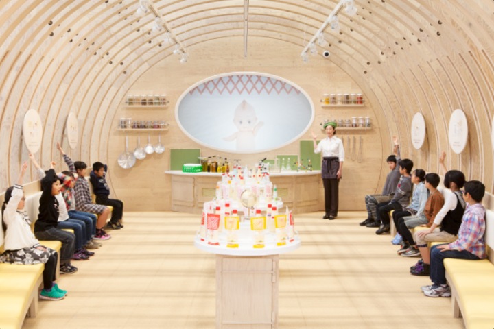 7. Cuarto donde se ve el proceso de elaboración de la mayonesa. Foto – kewpie.co.jp