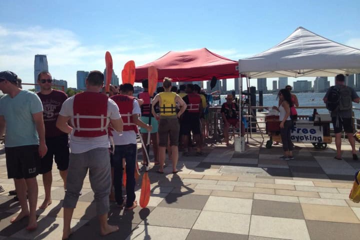 7. Fila para kayak gratis en Downtown Boathouse. Foto - @downtownboathouse (Instagram)