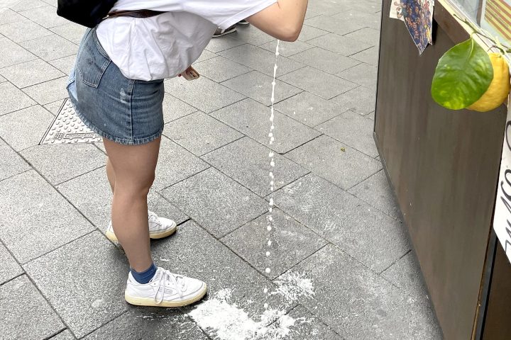 7. Limonada cayendo al piso. Foto - VICE