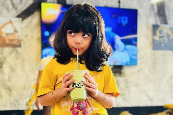 7. Niña tomando bebida en RC Cities Dubái. Foto - @rccities (Instagram)