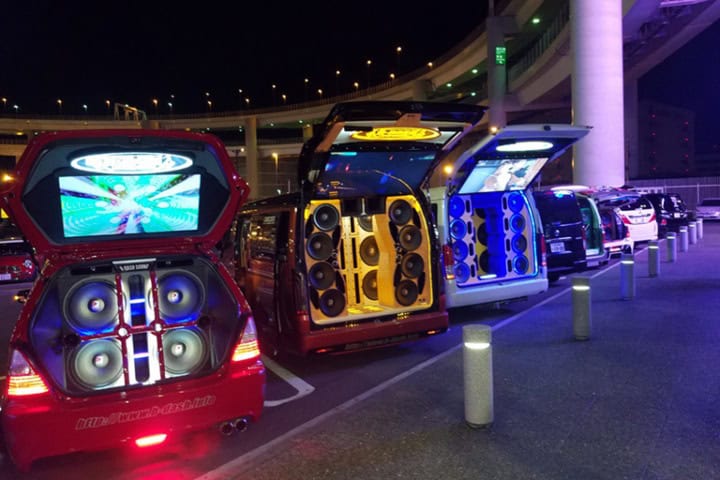 7. Autos con enormes equipos de audio en Daikoku. Foto - マガジンハウス (Casa de Revista)