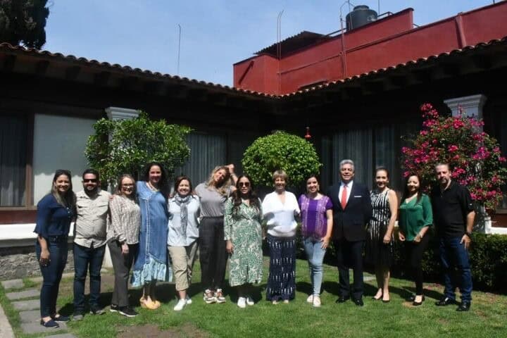 7. Familiares y organizadores dentro de La Casa Roja de Frida Kahlo. Foto – Soy Coyoacanense