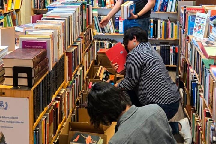 7. Clientes buscando libros. Foto - @libreroenandanzas (Instagram)