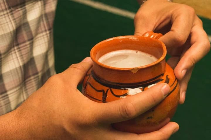 7. Manos con pulque. Foto - Dreamstime.com