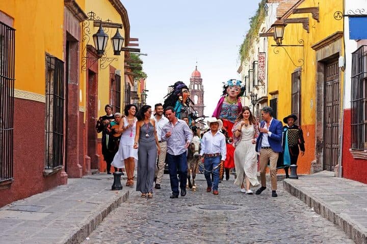7. Viajeros caminando por las calles de Guanajuato. Foto – Boletines Dependencias