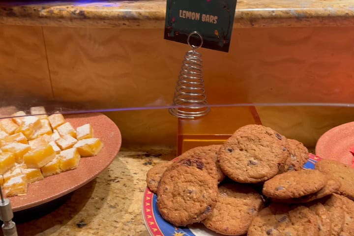 7. Postres en Goofy’s Kitchen Celebrates Halloween 2024. Foto - Daps Magic (YouTube)