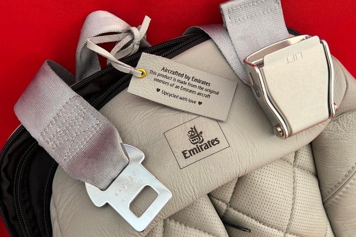 7. Correas de asiento de avión en mochila Emirates. Foto - @SpaethFlies (X)