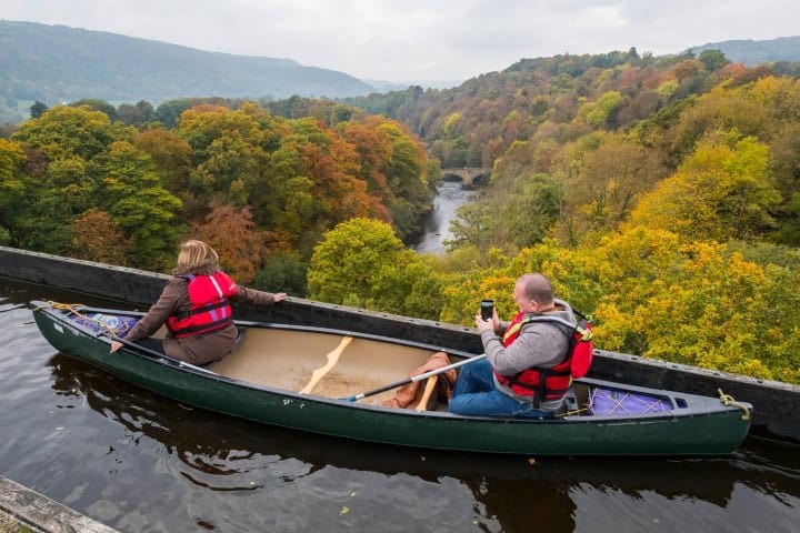 7. Visitantes tomando fotos desde el acueducto Pontcysyllte. Foto - Alamy