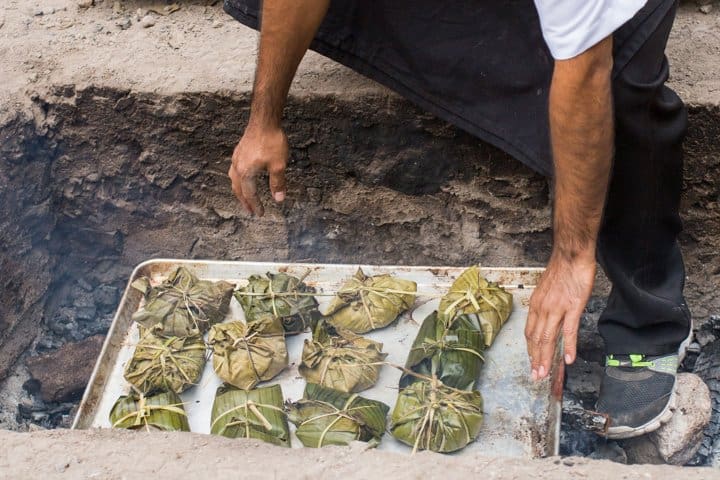 8. Demostración de horno pib en el Museo de la Gastronomía Yucateca. Foto - Museo de la gastronomía yucateca (Facebook)