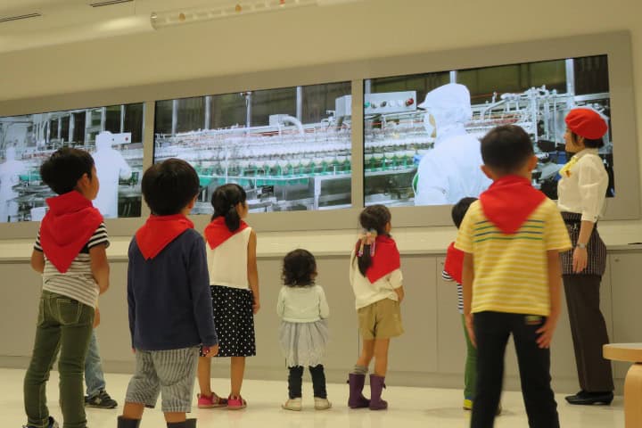 8. Niños mirando el proceso de fábrica de Kewpie Mayonnaise . Foto - G U O G U O 童裝。親子裝。 (Facebook)