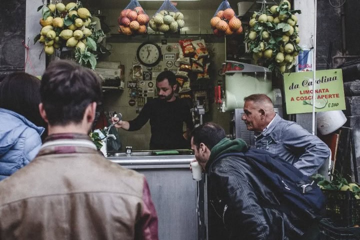 8. Visitantes esperando limonada explosiva. Foto - @andreaciccocelli (Instagram)