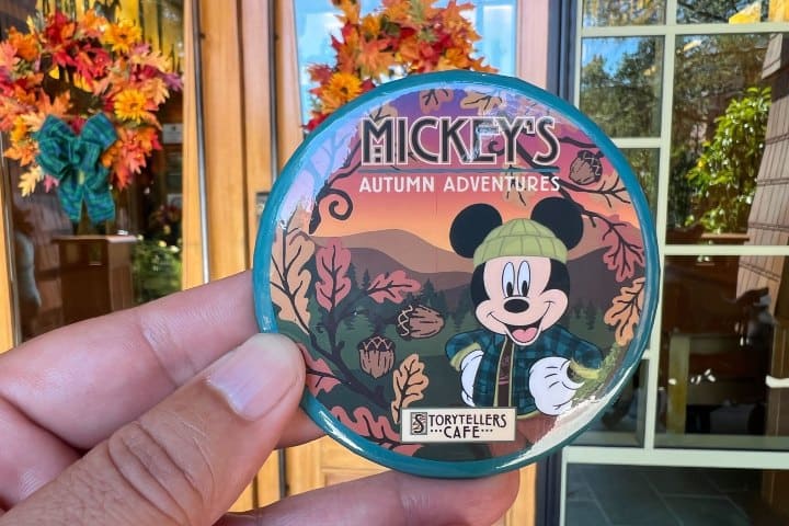 8. Botón de Mickey's Autumn Adventures 2024. Foto - MickeyBlog.com