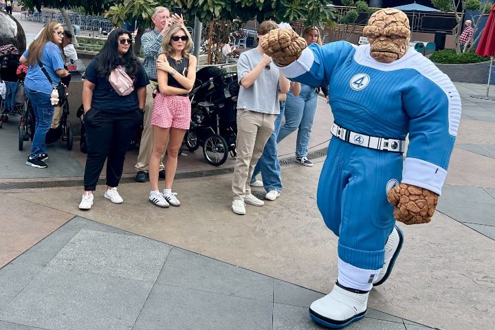 8. La Mole caminando por Disneyland Resort. Foto - Disneyland News Today