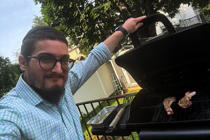 8. Judío asando chuletitas de cordero a la parrilla. Foto - @Yehudablonder (Instagram)