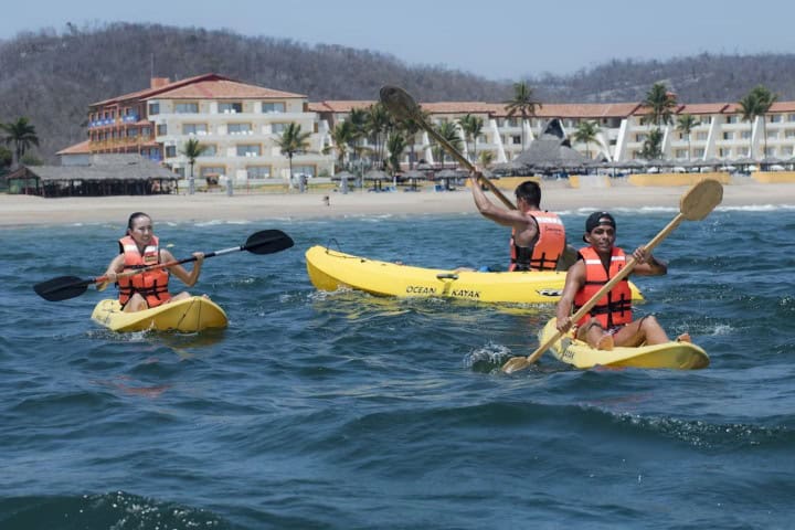 9. Huéspedes haciendo kayak en Hotel Punta Serena. Foto - Booking.com