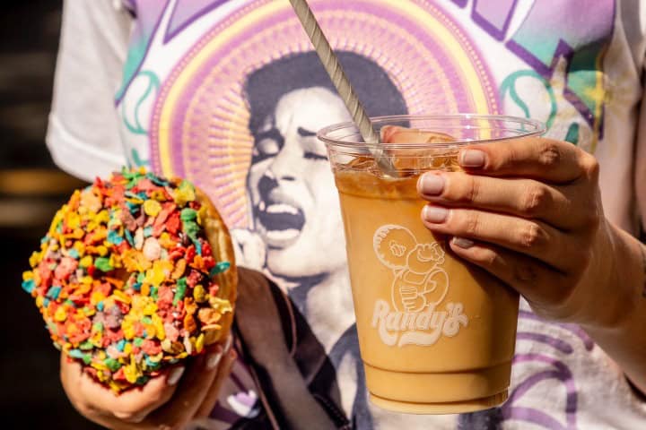 9. Café frío con dona. Foto - @randysdonutsmx (Instagram)