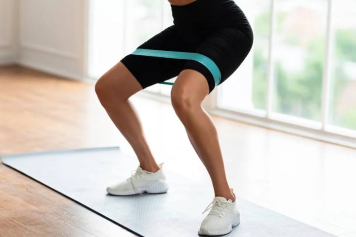 9. Ejercicio de piernas con bandas elásticas. Foto - iStock