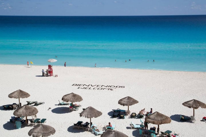 9. Anuncio de bienvenida en arenas de Cancún. Foto - Alamy