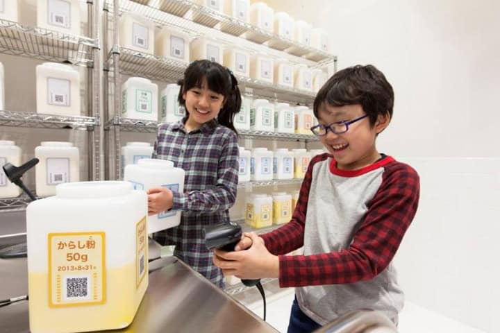 9. Niños escaneando ingredientes de Kewpie Mayonnaise como actividad de prevención de accidentes de mezcla. Foto - All About