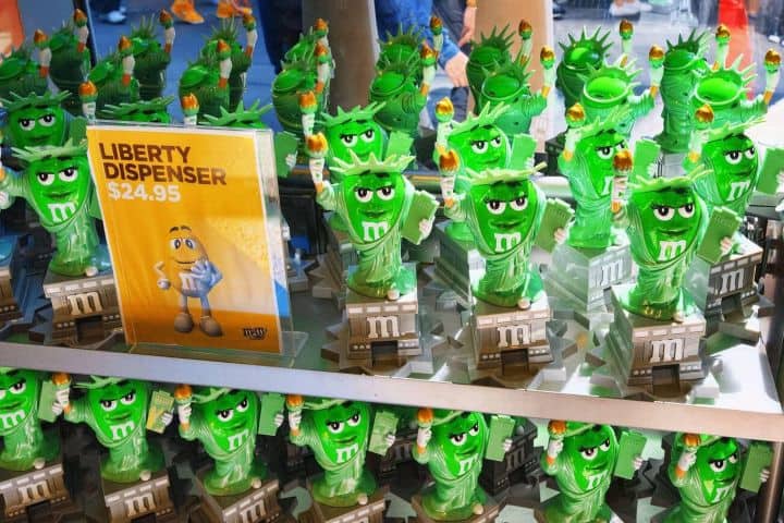 9. Souvenirs de la Estatusa de la Libertad en Tienda de Nueva York. Foto - Alamy