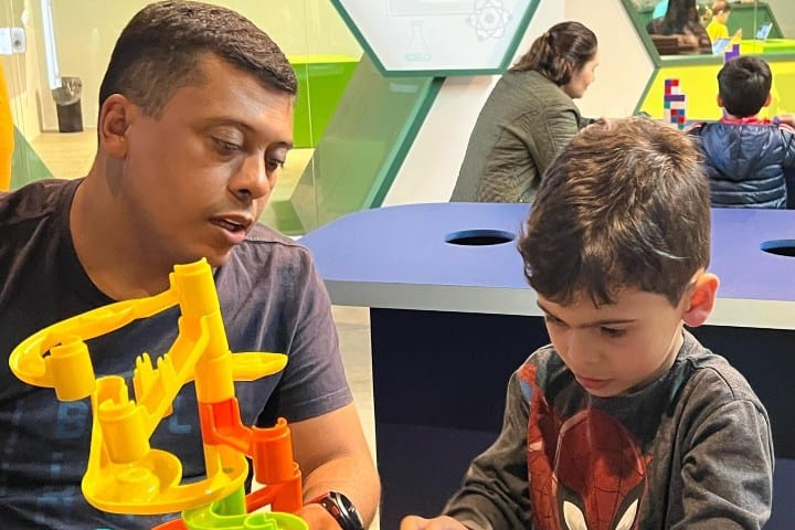 9. Padre e hijo en la sala de matemáticas. Foto - @museudaimaginacao (Instagram)