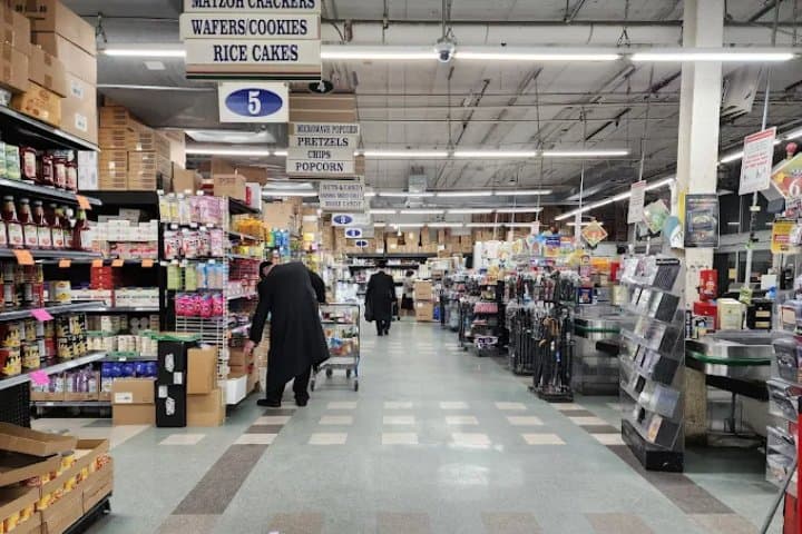 9. Pasillo en KRM Kollel Supermarket. Foto – מנחם כהן (Menachem Cohen) (Google)