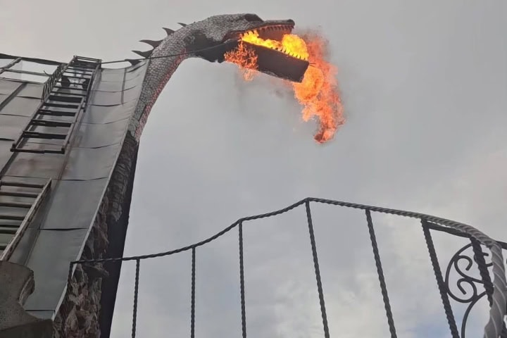 9. Dragón del castillo escupiendo fuego. Foto - @the.bishop.castle (Instagram)