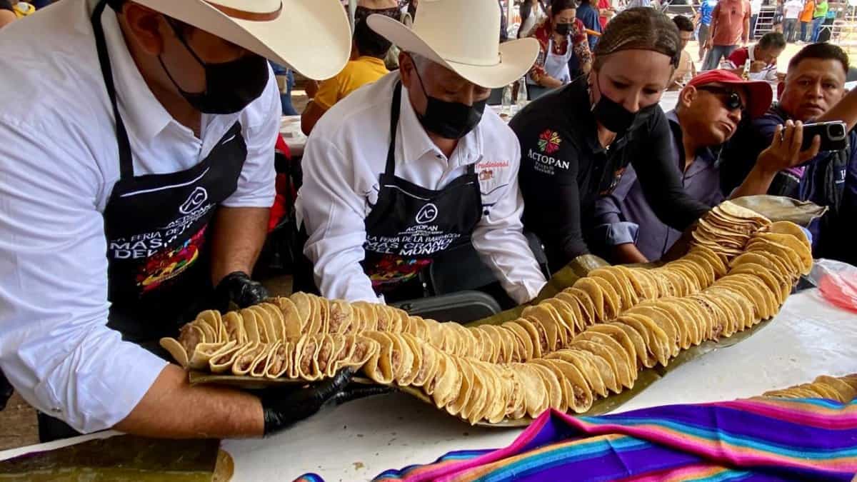 ACTOPAN ROMPE RECORD CON LA LÍNEA DE TACOS DE BARBACOA MÁS LARGA DEL MUNDO