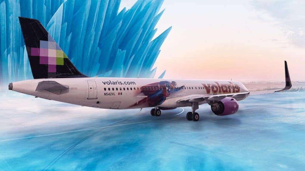 VOLARIS LANZA AVIÓN DE SUPERMÁN