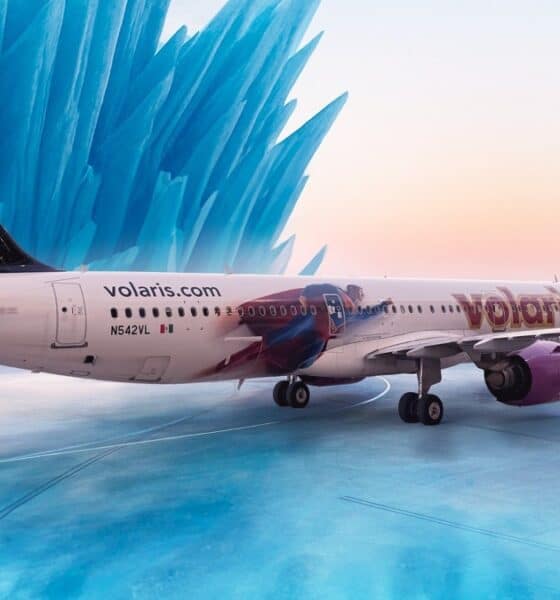 VOLARIS LANZA AVIÓN DE SUPERMÁN