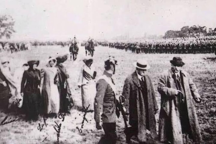 1. Wilhelm II (emperador de Alemania) conversando con Porfirio Díaz durante un desfile militar en Alemania. Foto - u/basedrt (Reddit)