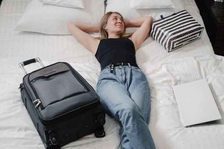 1. Persona acostada en cuarto de hotel. Foto - Alamy