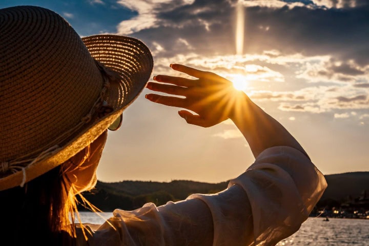 1. Mujer cubriendose del sol. Foto - Getty Images (Cuidado de sol)
