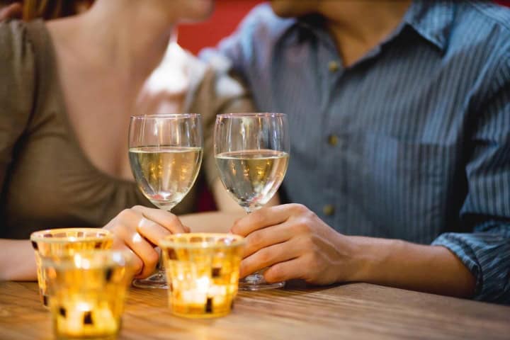 1. Pareja brindando con vino. Foto - Alamy