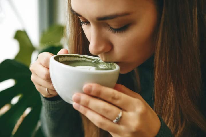 1. Mujer bebiendo Matcha. Foto - Business Insider