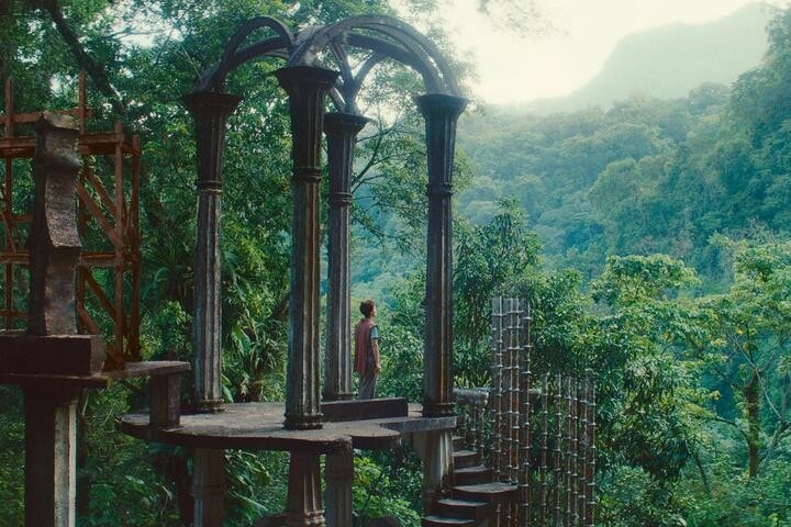 1. Escena de la película “Leonora” en el Jardín Escultórico Edward James . Foto – imdb.com