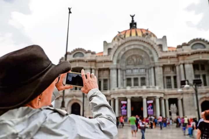 1. Viajera tomando foto de Bellas Artes. Foto - Viajes Santa Barbara (Facebook)