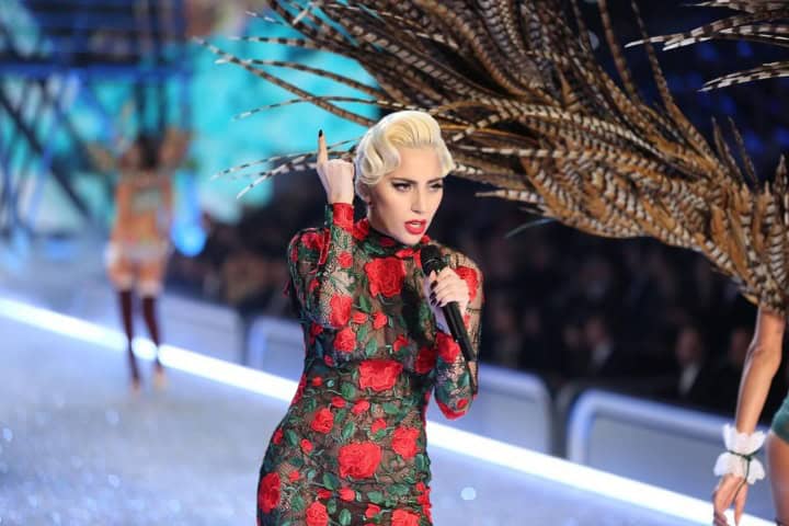1. Lady Gaga durante una presentación de Victoria's Secret 2016. Foto - Alamy