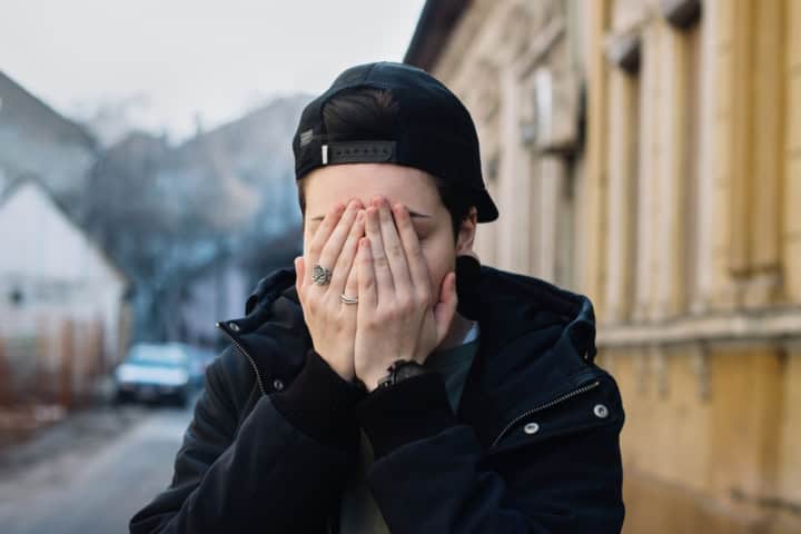 1. Persona frotándose los ojos. Foto - Freepik