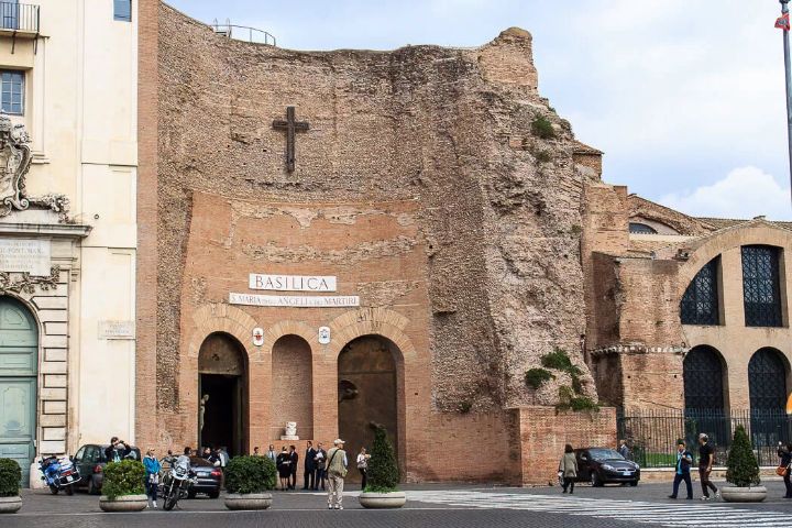 1. Entrada a la Basílica de Santa María de los Ángeles y los Mártires. Foto – Roma.com