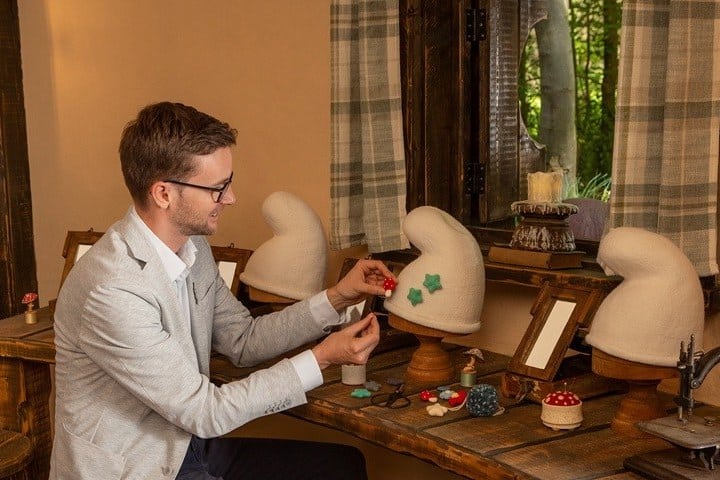 1. Nicolás Tytgat, anfitrión del evento, decorando gorro. Foto - Archivo Airbnb
