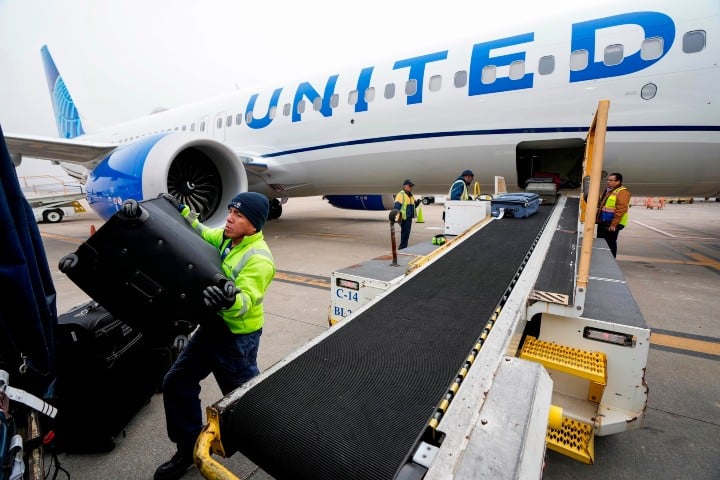 10. Bajando maletas de avión de United. Foto - Getty Images