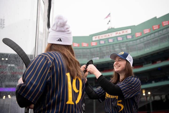 10. Visitantes en Fenway Park durante juego de hockey. Foto - Fenway Park (Facebook)